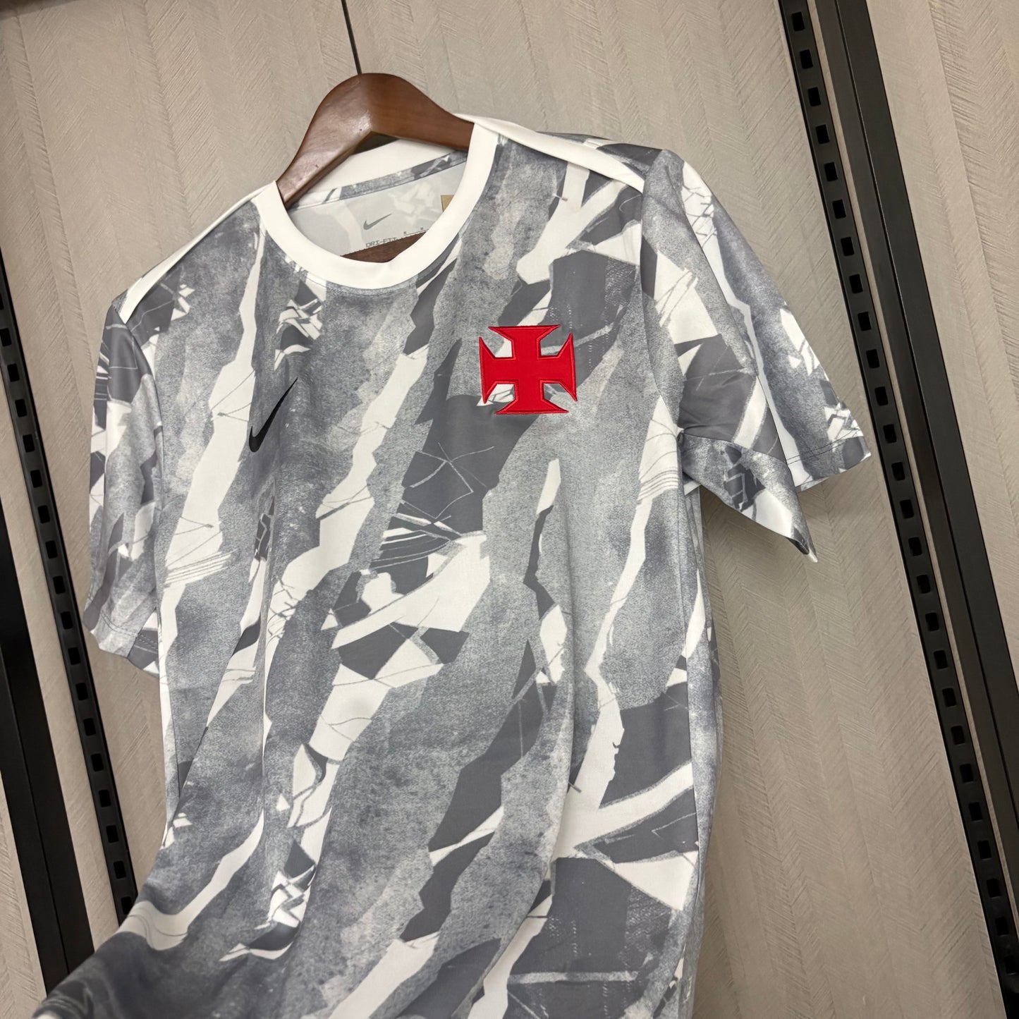 Camisa Vasco Pré-Jogo 26/27 - Torcedor